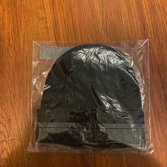 Black Arc’teryx Beanie NWT BRAND NEW SEALED - Picture 2 of 2